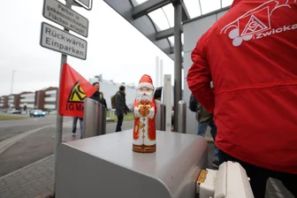 „Zu Friede, Freude, Eierkuchen besteht überhaupt kein Anlass“ : So fallen die Reaktionen auf die VW-Einigung in Zwickau aus - Die IG Metall versteht die ausgehandelte Einigung bei VW als Erfolg. Das sehen in Zwickau viele anders.
