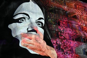 Zu früh, zu spät, zu kompliziert? Warum Beteiligungsprozesse in Städten so schwierig sind - Wegreißen, um Luft zu schaffen? Videokunst von Vanessa Cardui am Marxkopf bei „Light our Vision“ 2024.