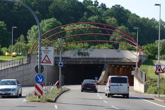 Zu Fuß im Zwickauer City-Tunnel: 47-jährige Frau zwingt Autofahrer zu Vollbremsungen - Eine betrunkene Frau hat versucht, im Zwickauer City-Tunnel mehrere Autos anzuhalten.