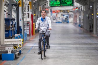 „Zu Fuß wären das zehn Minuten“: Weshalb die Mitarbeiter bei Volkswagen in Zwickau nicht ohne Fahrrad auskommen - Möchte das Fahrrad im VW-Werk in Zwickau nicht missen: Mitarbeiter Daniel Donhauser.