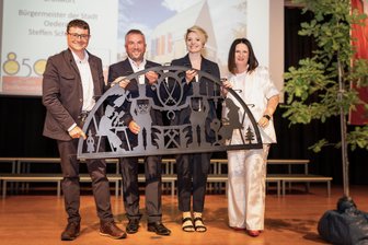 Zu Gast bei Freunden: So kam ein Schwibbogen von Oederan an den Main - Marco Metzler, Steffen Schneider, Theresa Neumann und Susan Leithoff (von links).