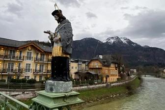 Zu Gast bei Sisi und Conchita Wurst: Wie Bad Ischl als Kulturhauptstadt 2024 tickt - Herausgeputzte Häuser, glasklare Flüsse und schneebedeckte Gipfel am Horizont - das ist Bad Ischl.