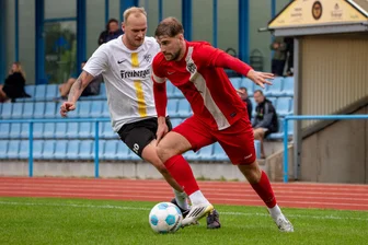 Zu Gast beim BSC Freiberg: Fußballer aus Baden-Württemberg schwärmen von „unfassbar guten Bedingungen“ - Kevin Budach (l.), hier im Spiel gegen Nattheim, führte den BSC als Kapitän aufs Feld.