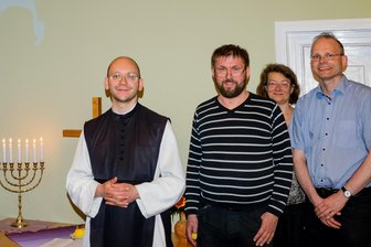Zu Gast im Striegistal: So wurde Pater Alberich zum Mönch - Pater Alberich - hier in seinem schwarz-weißen Mönchsgewand - besuchte das Gebetshaus Mittelsachsen im Striegistaler Ortsteil Pappendorf.