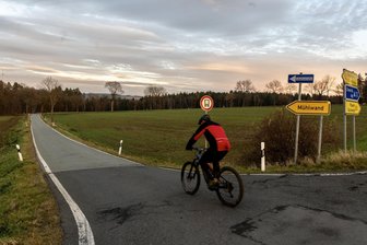Zu gefährlich: Diese Straße im Vogtland wird bald gesperrt - Radfahrer dürfen durch: Doch für den motorisierten Verkehr wird bei Buchwald die Einbahnstraßen-Verbindung von der S 299 zum Mühlwander Berg bald gesperrt. Grund: Der Abzweig hat sich zum Unfallschwerpunkt herauskristallisiert.