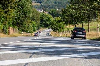 Zu gefährlich: Unfallkommission streicht Überholspur auf Bundesstraße bei Schneeberg - Die Überholspur auf der Bundesstraße wurde entfernt, jetzt darf hier nicht mehr überholt werden.