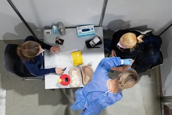 Zu geringe Nachfrage: Viele Impfstellen in Sachsen schließen ab Freitag - Im Impfzentrum in der Messe Dresden erhält eine Frau ihre Boosterimpfung. Sachsens DRK reduziert ab Freitag die Kapazitäten. 