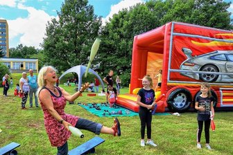 Zu gute Entwicklung: Stadt Auerbach fürchtet um weitere Förderung - Auch gut besuchte Veranstaltungen wie diese vor zwei Wochen am Wasserspielplatz im Auerbacher Neubaugebiet wurden bisher über das ESF-Programm finanziert. Hier jongliert Angela Heinzmann aus Rodewisch.