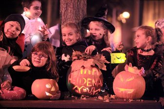 Zu Halloween Spaß haben? So gelingt es auch Erwachsenen in Mittelsachsen - Das Highlight zu Halloween ist es, mit vielen Freunden um die Häuser zu ziehen und Süßes oder Saures zu verlangen.