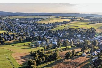 Zu hohe Kosten: Crottendorf zieht die Notbremse - Für Crottendorf, hier ein Archivfoto aus der Luft, ist ein strenger Sparkurs angesagt. Vor allem wegen Mehrkosten fürs Personal. 