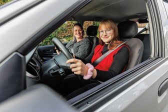 Zu jung fürs Auto: So schwierig ist der Weg zur Ausbildung für eine 17-jährige Erzgebirgerin - Anni Bräuer darf im Moment nur gemeinsam mit ihrer Mutter Sandra Auto fahren. Ende Januar wird Anni 18, dann kann sie auch allein unterwegs sein.