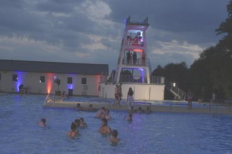 Zu kalt: Markneukirchen verschiebt sein Nachtbaden - Das am 2. August geplante Nachtbaden im Rudolf-Thiele-Bad Markneukirchen wird verschoben.