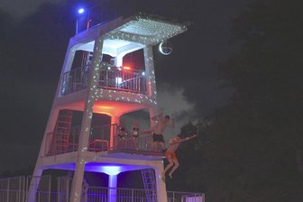 Zu kalt: Nachtbaden in Markneukirchen abgesagt - Die Nachtbade-Premiere in Markneukirchen hatte 2024 etwa 500 Besucher angelockt.