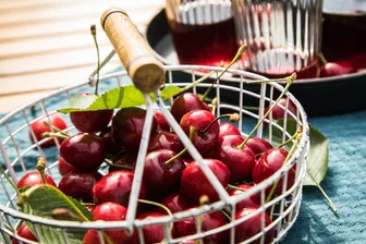 Zu Kirschen kein Wasser trinken? Was an dem Mythos dran ist - Keine Sorge: Nach Kirschen ein Glas Wasser zu trinken ist erlaubt – der alte Bauchweh-Mythos ist längst widerlegt.
