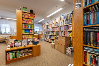 Zu klein: Bibliothek in Lengefeld schließt zugunsten eines neuen Standorts - Etwa 9500 Medien stehen derzeit in der Lengefelder Bibliothek bereit. Aus Platzgründen sind Bücher teilweise in Kartons gelagert.