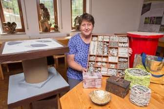 Zu kostbar für die Tonne: Ideenwettbewerb startet - Heike Rossa mit einigen Beispielen für das Projekt. Diese wurden bereits für die 2019 geplante Ausstellung eingereicht.