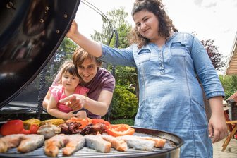 Zu kräftig gegrillte Würstchen: Gesundheitsrisiko für Kinder - Grillen mit Vorsicht: Wegen ihres geringeren Körpergewichts und eines weniger ausgereiften Entgiftungssystems reagieren Kinder empfindlicher auf Schadstoffe im Grillgut.