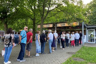 „Zu langsam und zu wenig Personal“: Wie es mit dem Catering im Plauener Parktheater weitergeht - Theater-Musical im Sommer: Schlange am Getränke-Stand im Parktheater.