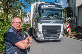 Zu laut, zu eng: Adorfer fordern Tempo-30-Zone für Lkw - Anwohner fordern eine 30er-Zone für Lkws entlang der Adorfer Hauptstraße. Ortsvorsteher Bernd Bochmann macht sich dafür stark.