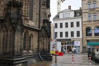 Zu modern für historischen Zwickauer Domplatz: Fliegerbauer liegt mit Denkmalschützern im Streit - Wohnen mit Blick auf den Dom wird so schnell nicht möglich sein. Weil der Eigentümer für mehr Licht Loggien einbauen will, blockiert das Landesamt für Denkmalpflege die Erteilung der Baugenehmigung.