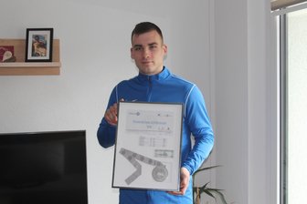 Zu nationalem Gold gesprintet: Erfolgreiche Inklusion bei den Leichtathleten der TSG Oederan - Die Urkunde samt Medaille vom Grand-Prix-Wettkampf 2018 in Dubai hat bei Para-Leichtathlet Johannes Hohl einen Ehrenplatz im Wohnzimmer. Dort wurde er über 400 Meter in 51,95 Sekunden Zweiter. Es war sein erster großer Erfolg.