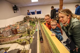 Zu Ostern auf Märchensuche beim Modelleisenbahnverein Markersdorf - Die H0-Anlage des Markersdorfer Modelleisenbahnvereins. Besucher Peter und Kristin Schwotzer mit Sohn Oliver zur Schau 2022.