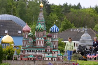 Zu Pfingsten hinaus an die frische Luft - Lange Wartezeit vor der Miniwelt -