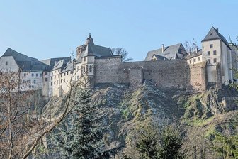 Zu Pfingsten in die Sonne: Zehn Tipps für das lange Wochenende in Mittelsachsen - Burgvoigt und Ritter in Aktion sind am Pfingstwochenende auf Burg Mildenstein zu erleben. 