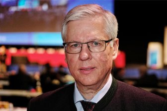 Zu rechtsextrem für die AfD in Sachsen: Fraktion will Landtagsabgeordneten Roland Ulbrich ausschließen - Sitzt seit 2019 für die AfD im Sächsischen Landtag: Roland Ulbrich, hier am Rand eines Parteitags 2018.