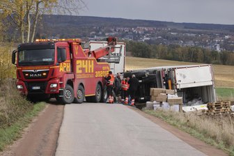 Zu rutschig: Lkw-Anhänger kippt auf Straße zur A 4 bei Lichtenau um - Die schmale Straße nutzen viele Autofahrer, um zur A 4 zu kommen.