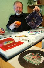 Zu schade für blaue Tonne - 
              <p class="artikelinhalt">Die Orangenpapier-Sammlung, die Dieter Unger (56) als Schüler begonnen hat, ist inzwischen auf 842 Stück angewachsen. </p>
            