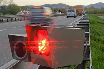 Zu schnell gefahren: Die meisten Anzeigen in der Kreis-Bußgeldstelle Freiberg entfielen 2022 auf Geschwindigkeitsüberschreitungen - Der Blitzer hat ausgelöst. Wie schnell man war, weiß man in der Regel bald danach. 