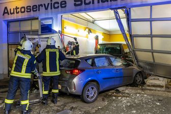 Zu schnell in die Werkstatt: Autofahrerin kracht bei Freiberg durch zwei Rolltore - Die 75-jährige Fahrerin eines Toyota ist am Donnerstag in Großschirma von der B 101 abgekommen und gegen zwei Werkstatt-Tore geknallt.