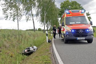 Zu schnell unterwegs: Motorradfahrer verletzt sich bei Unfall unweit der A 4 - Der Fahrer dieses Motorrads ist bei Lobsdorf schwer verletzt worden.