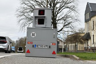 Zu schnell vor der Grundschule Erlau? Blitzer aufgestellt - Ein moderner Blitzer an der Grundschule Erlau, aufgenommen zu Wochenbeginn.