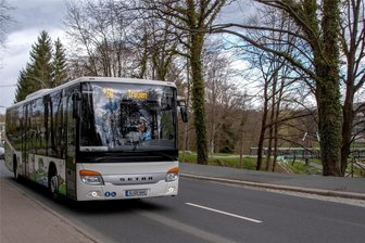 Zu Schuljahresbeginn gibt es aufgrund von Baustellen im Vogtland einige Veränderungen im Schülerverkehr - Der ÖPNV im Vogtland ist startklar, um mit Beginn des neuen Schuljahres wieder rund 11.000 Schüler zu befördern.
