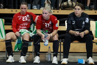 Zu viel Angst, zu wenig Effizienz: Die Gründe für die Auftaktniederlage des BSV Sachsen Zwickau - Enttäuschte Gesichter gab es am Samstag bei Silje Brons Petersen, Laura Penzes und Co-Trainerin Rita Lakatos (von links) nach der Auftaktniederlage des BSV Sachsen Zwickau.