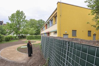 Zu viel Auto-Lärm: Chemnitzer Kita jetzt mit eigener Schallschutz-Wand - Noch kahl und ungewohnt: Die Schallschutz-Wand im Außenbereich der Kita „Mittendrin“.