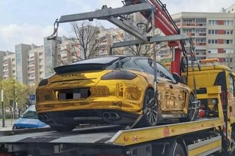 Zu viel Bling-Bling: Dresdner Polizei zieht Gold-Porsche aus dem Verkehr - Der Funkel-Porsche wurde am Freitagmorgen abgeschleppt.