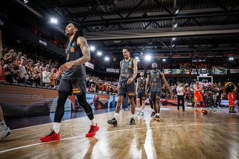 Zu viel Durchschnitt: Die Einzelkritik zum Spiel der Niners Chemnitz bei Rasta Vechta - Nur noch weg: Die Spieler der Niners Chemnitz verlassen nach der Niederlage in Vechta den Rasta-Dome.