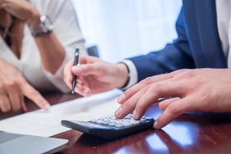 Zu viel Geld auf dem Girokonto: Commerzbank in Südwestsachsen spürt hohe Aktiennachfrage -