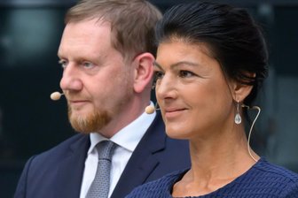 „Zu viel miteinander geschrien“: Wie Kretschmer mit Wagenknecht über die Merz-Regierung redet - Diskutierten inzwischen schon zum zweiten Mal im Mai öffentlich in Dresden: Sachsens Ministerpräsident Michael Kretschmer (CDU) und BSW-Gründerin Sahra Wagenknecht, hier vor der Debatte im Vorjahr.