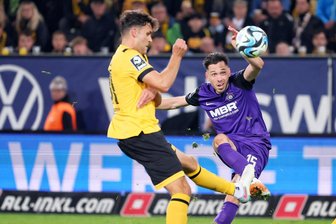 "Zu viel nachgedacht": Warum der Auer Torschütze sich nach dem Sachsenderby bei seinem Team entschuldigt - Marcel Bär schlenzt den Ball Richtung Dynamo-Tor, Dresdens Jakob Lewald versucht, den Schuss zu blocken.