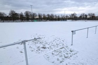 Zu viel Schnee: Testspiel des VfB Auerbach beim VfB Empor Glauchau abgesagt - Am Dienstag hielt sich die Schneemenge in Glauchau noch in Grenzen. Doch nun ist der Winter endgültig angekommen und das Testspiel gegen den VfB Auerbach wurde abgesagt.