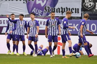 Zu viele Abwehrlücken, kein Knipser: FC Erzgebirge Aue verliert seine Mettenschicht - Das war zu wenig. Der FC Erzgebirge Aue geht mit einer Niederlage in die Weihnachtspause.