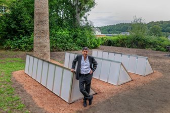 Zu viele Menschen, die "einfach so dahinleben"? Siebte Station des "Purple Path" eröffnet - Iskender Yedilers vor seiner Skulptur "Ohne Titel (Esda)" auf dem "Purple Path" in Lichtenstein.  