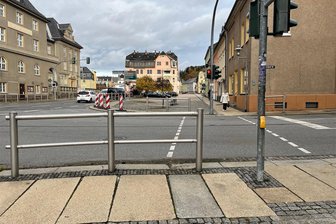 Zu viele Schäden an Geländern: Geyer plant Umgestaltung am Altmarkt - Einige Geländer am Altmarkt von Geyer sollen weichen. An einer Ampel über die Ehrenfriedersdorfer Straße soll auf beiden Seiten nur ein Segment stehen bleiben. Statt dessen wird mehr auf Pflanzkübel gesetzt.
