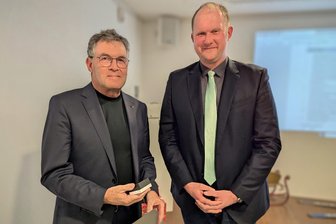 Zu viele schmerzende Wunden: Oberwiesenthaler Hotelier kehrt Stadtrat den Rücken - Jens Ellinger (links) ist am Dienstagabend aus dem Stadtrat von Oberwiesenthal verabschiedet worden. Zugleich wurde der Chef des Elldus-Resorts von Bürgermeister Jens Benedict zum Ehrenrat ernannt.
