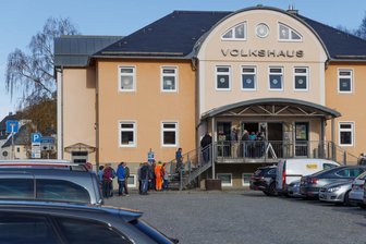 Der Parkplatz vor dem Volkshaus in Thum ist gebührenpflichtig. Auch da wird jetzt wieder genauer hingeschaut, wer ein Parkticket gelöst hat und wer nicht.
