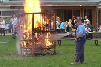 Zu Walpurgis: Brauchtumsfeuer in Rödlitz und Lichtenstein - In Rödlitz wird seit vielen Jahren traditionell ein Feuerkorb entzündet.